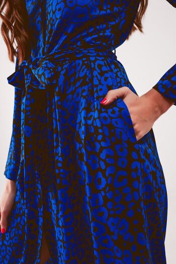 Robe chemise longue ceinturée à imprimé animalier bleu 6