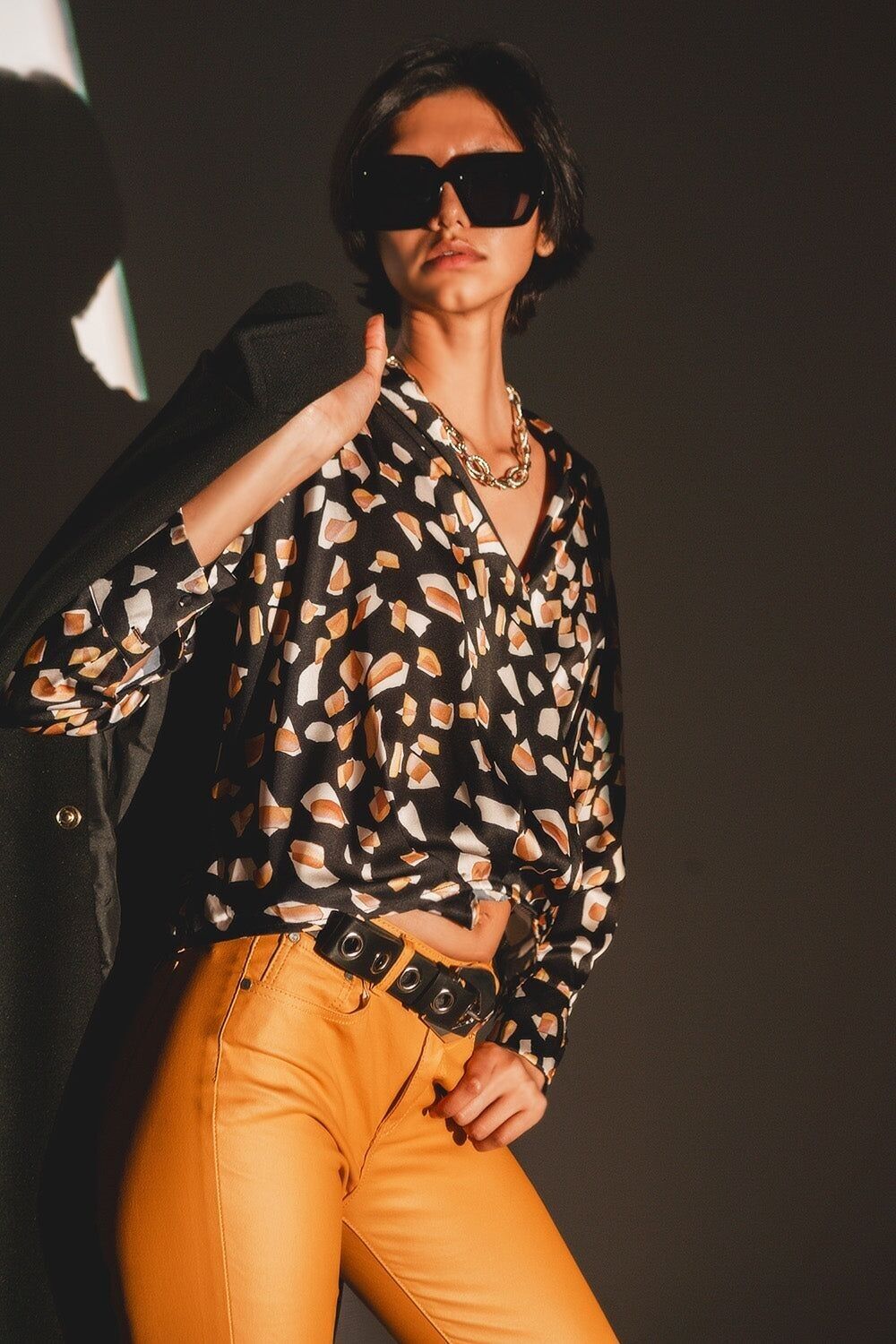 Schwarze Bluse mit Aufdruck und gewickelter Vorderseite