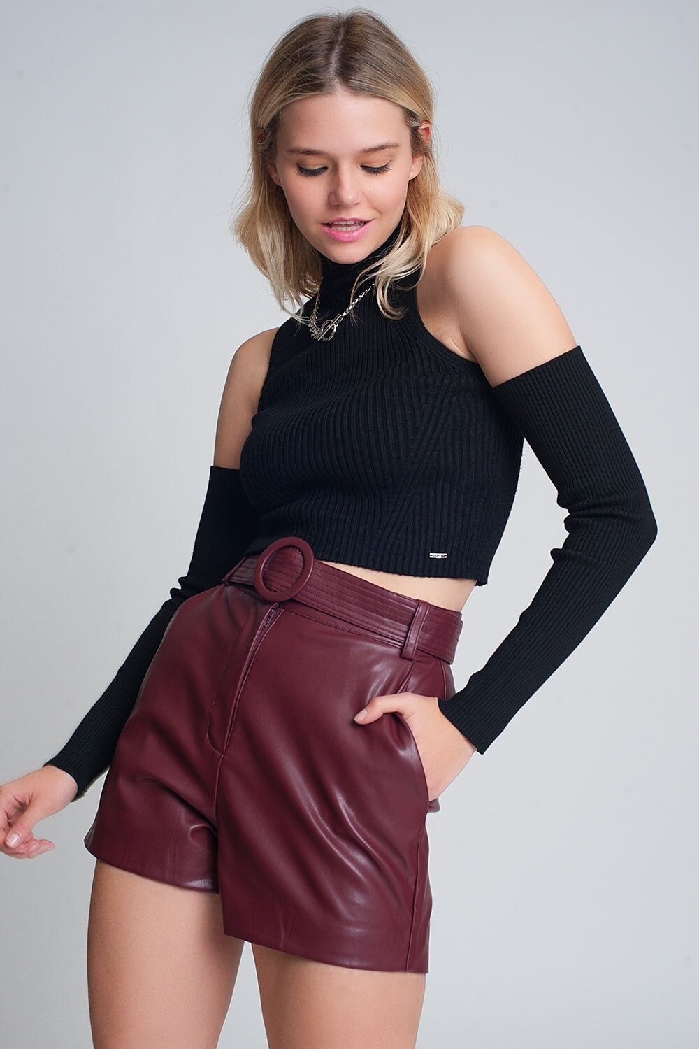 Maglione nero a coste tagliate in maglia fine