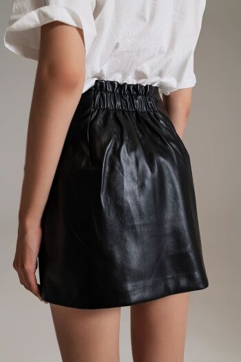 Mini-jupe noire en similicuir avec nœud sur le côté 6