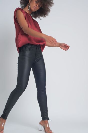 Pantalon effet cuir noir avec lacets à l'ourlet 6