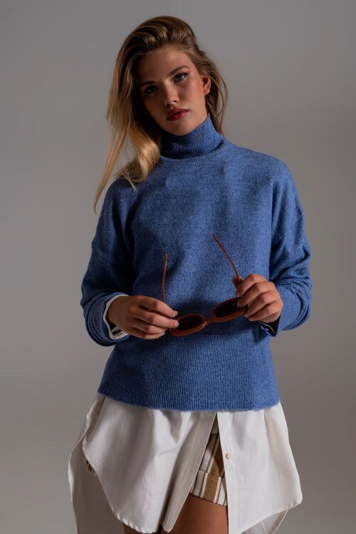 Blue turtleneck sweater in a soft knitted fabric