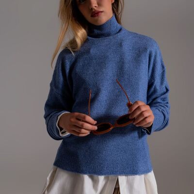 Blue turtleneck sweater in a soft knitted fabric