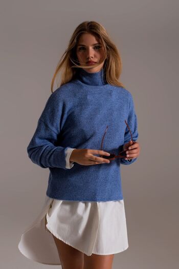 Pull col roulé bleu en maille douce 4