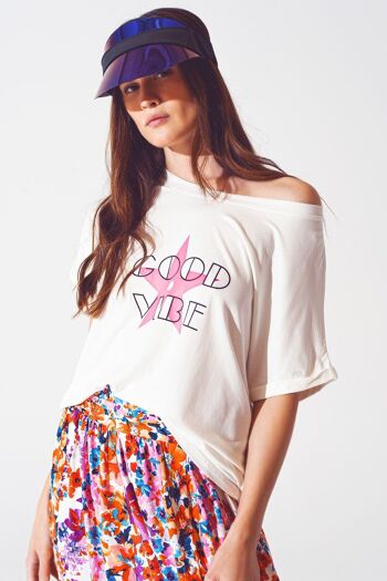 T-shirt Boat Neack avec texte Good Vibe en blanc et rose 1