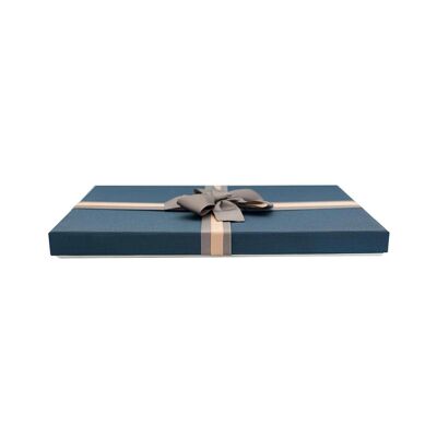 Caja de regalo con cinta y lazo azul a rayas