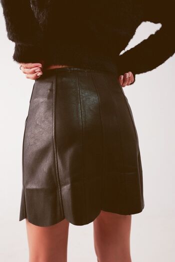Mini jupe boutonnée en noir 4
