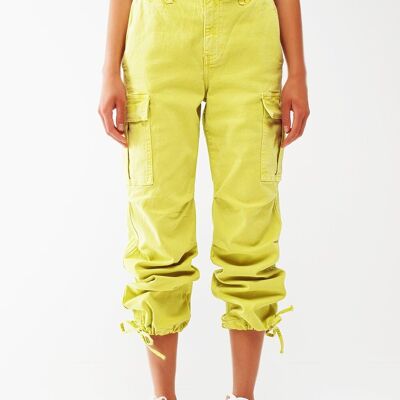 Pantalones cargo con extremos de borlas en color lima