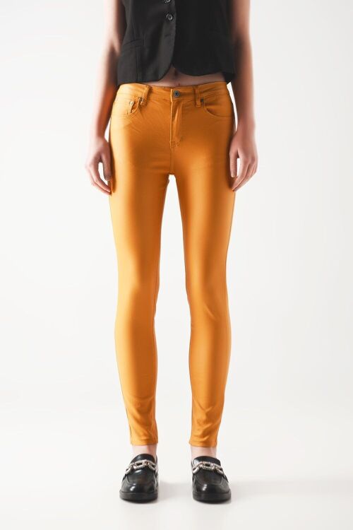 Coated pants in orange