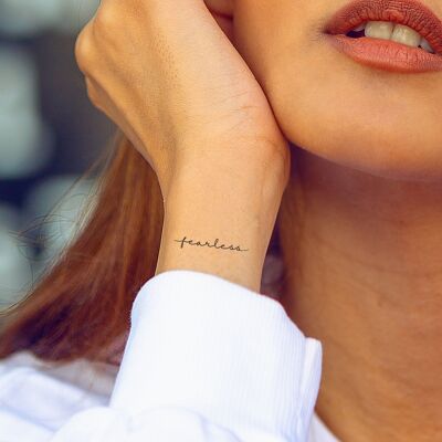 temporäre Tattoos des Wortes „fearless“ auf Englisch (4 Tattoos)