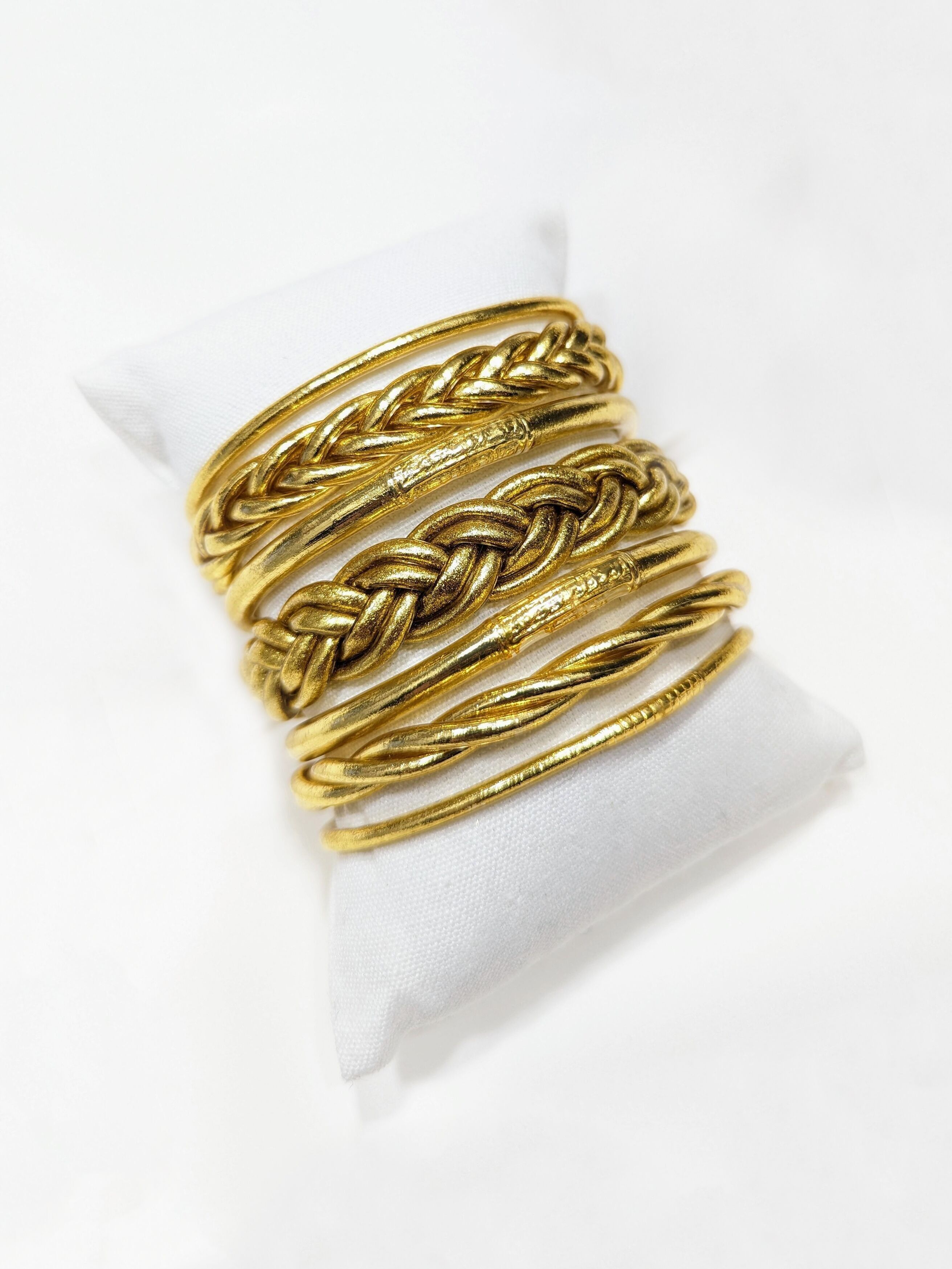 Set mit 7 buddhistischen Armreifen – Gold