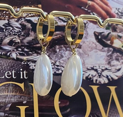 Earrings with large pearl