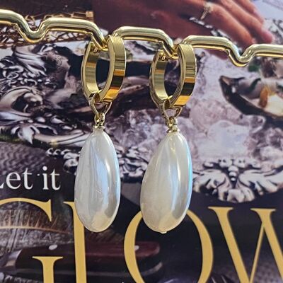 Earrings with large pearl