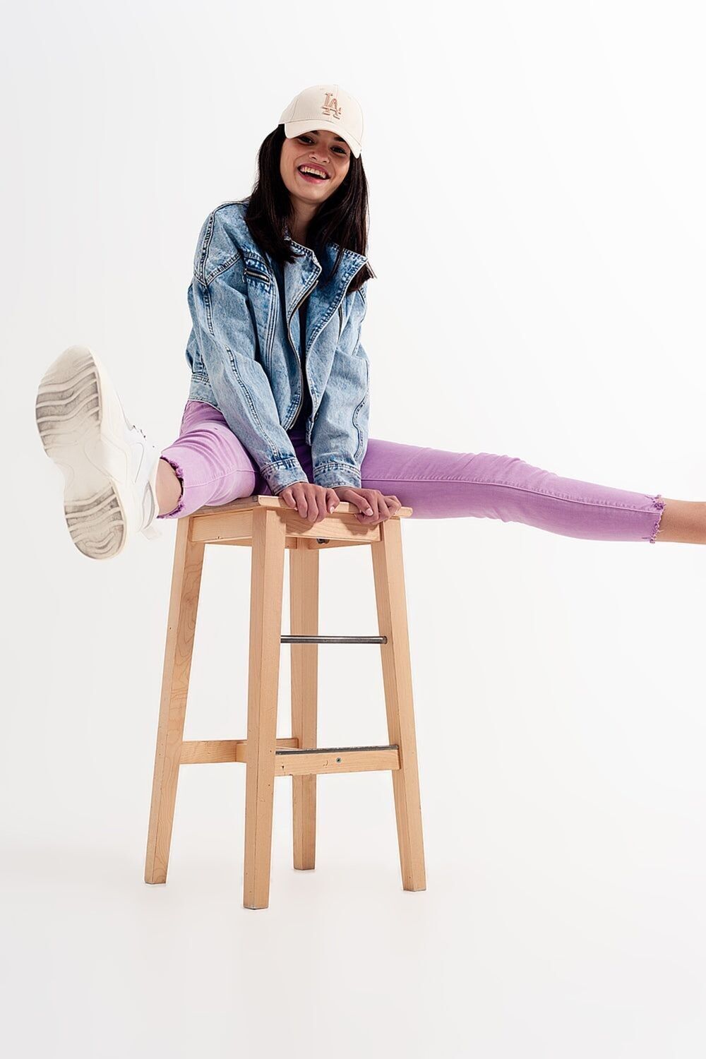 Jeans skinny lilla effetto consumato con orlo grezzo