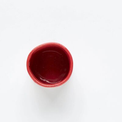 Tazza in ceramica rossa fatta a mano