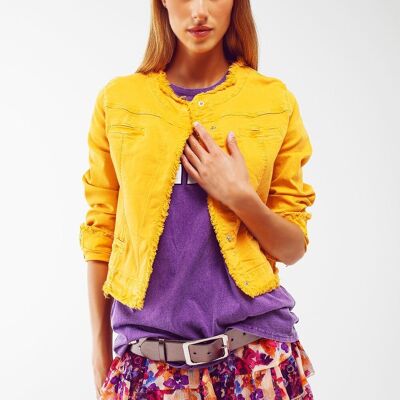 Chaqueta vaquera con extremos deshilachados en amarillo