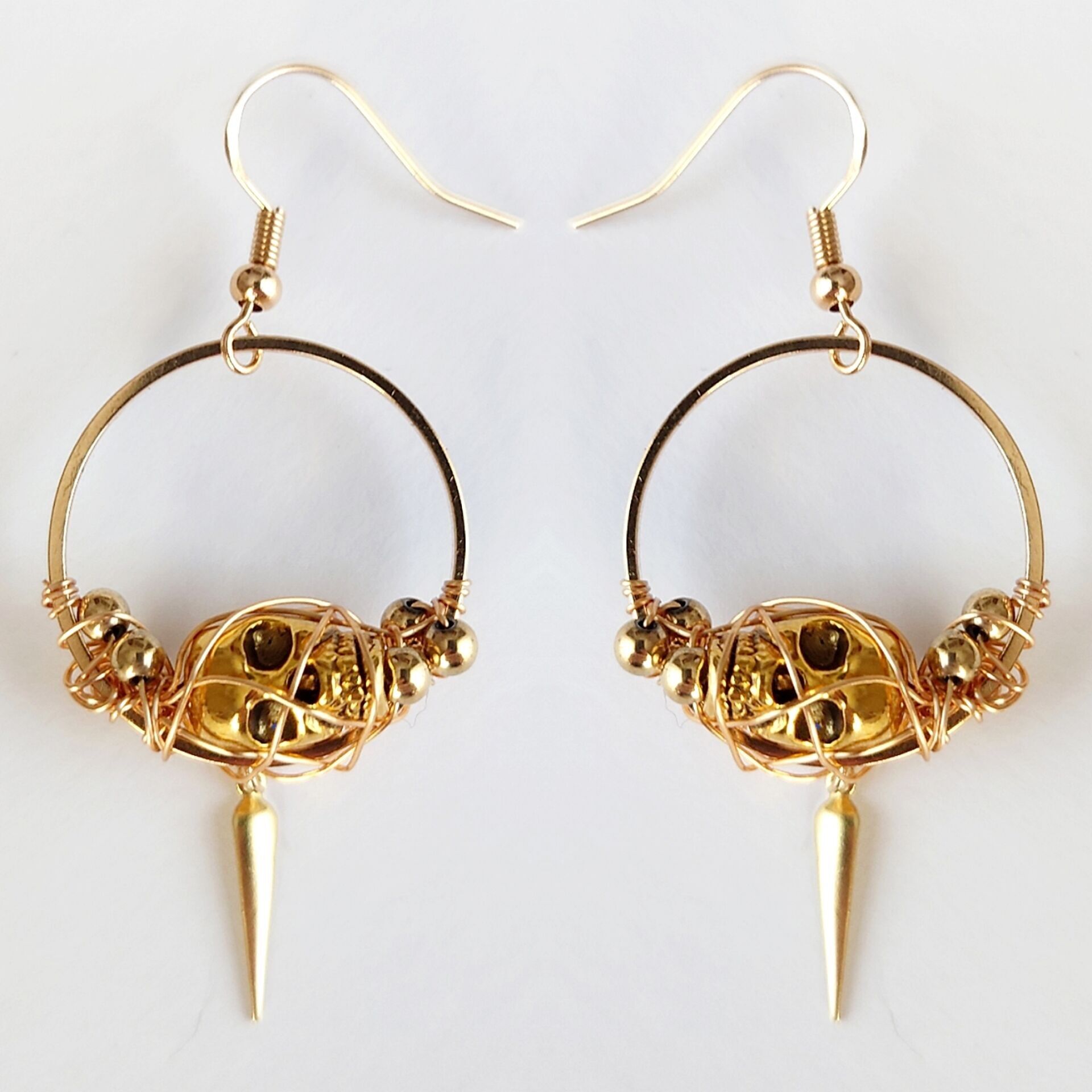 Totenkopf Ohrringe, Totenkopf Ohrringe aus Draht, goldene Totenkopf Ohrringe, Totenkopf Ohrringe aus Drahtwickel, Halloween Schmuck, Totenkopf Schmuck, Creolen