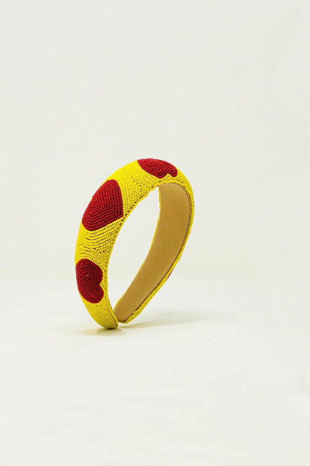 Diadema de abalorios con detalle de corazón en amarillo