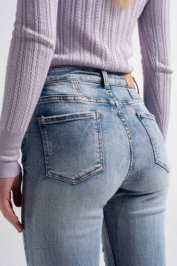 Jean skinny effet vieilli chiné avec détail de bouton en bleu clair 4