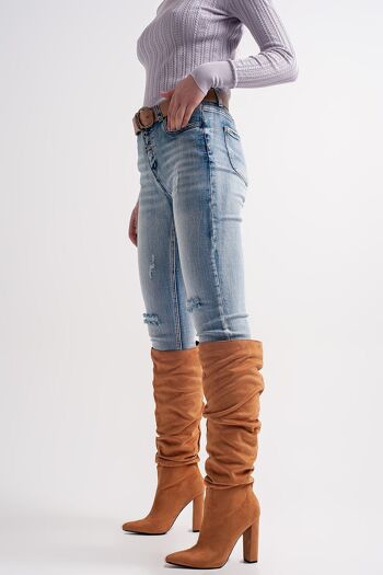 Jean skinny effet vieilli chiné avec détail de bouton en bleu clair 5