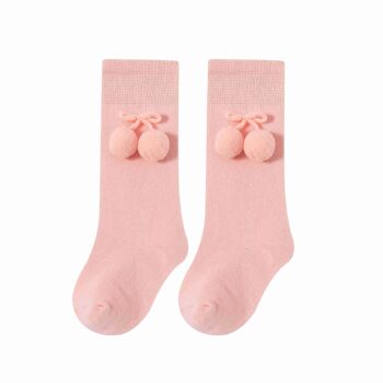 Chaussettes hautes roses à pompons pour bébé 1