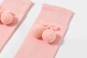 Chaussettes hautes roses à pompons pour bébé 3