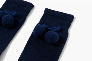 Chaussettes hautes bébé fille bleu marine à pompons 2