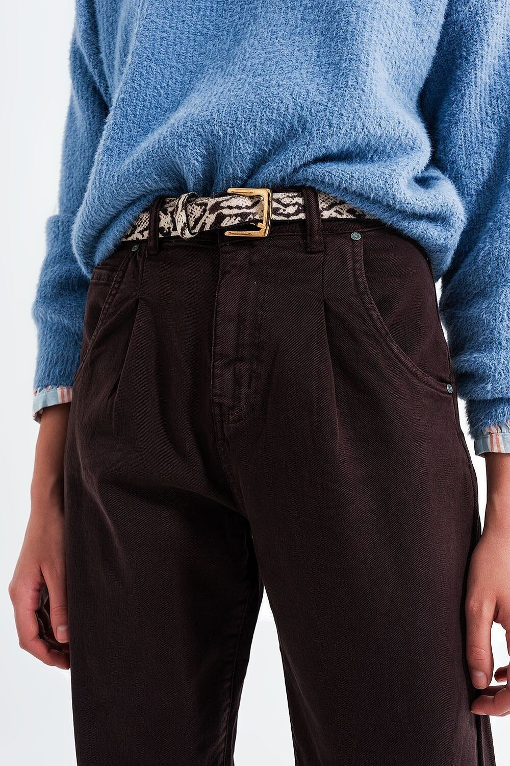 Jeans a vita alta con piega frontale in marrone