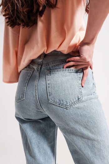 Jean mom taille haute légèrement délavé avec déchirures 2