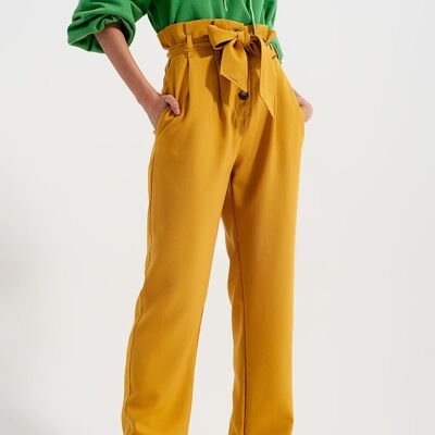Pantaloni paperbag a vita alta con cintura in giallo