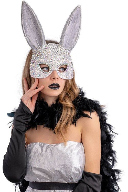 Maschera coniglio grigio con strass e piume su cartoncino