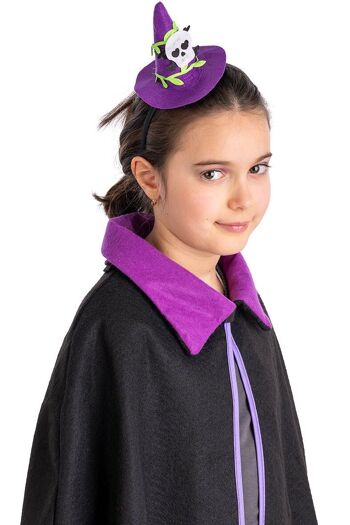 Chapeau de sorcière violet avec tête de mort et bandeau avec câble.