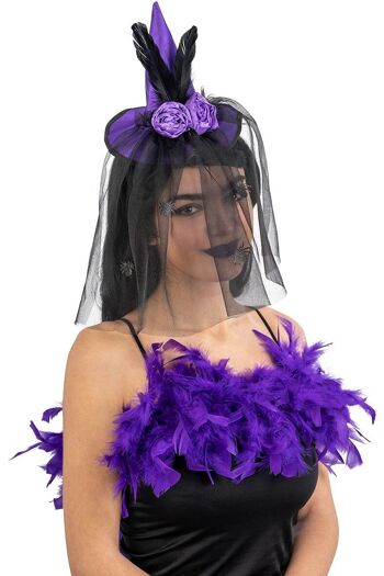 Chapeau en satin violet avec rose, plumes et voile avec bandeau avec câble.