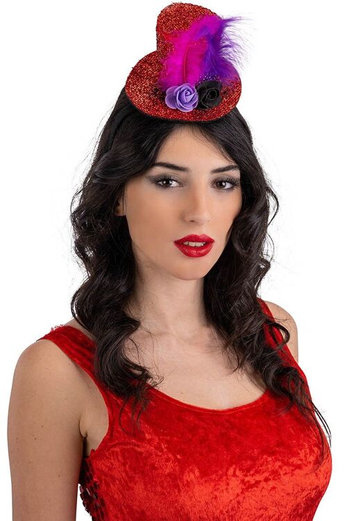 Cappellino rosso tess.goffrato con fiori, piume, voile con cerchietto con cartellino/etichetta