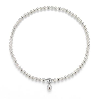 Freshwater pearl necklace with magnetic pendant
