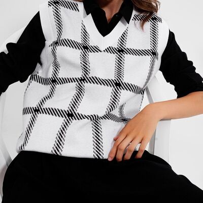 Knitted vest with big crosshatches