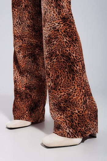 Pantalon large à imprimé léopard en marron 5