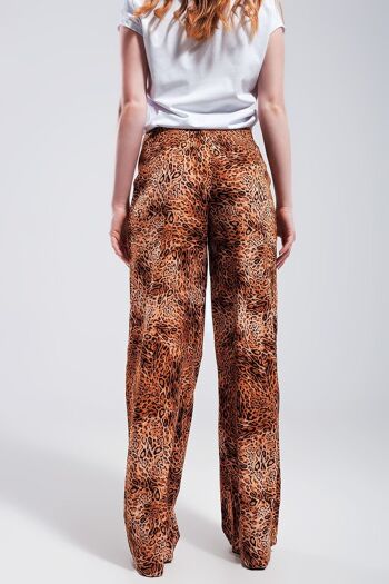 Pantalon large à imprimé léopard en marron 6