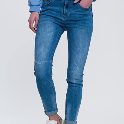 Leichte Jeans-Röhrenjeans mit gefalteten Knöcheln und zerrissenem Detail