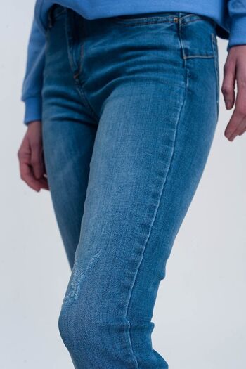 jean skinny en denim léger avec chevilles pliées et détail déchiré 6