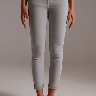 Jeans tobilleros gris claro con suaves arrugas