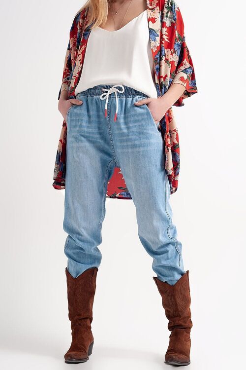 Lightweight jogger jeans in midwash