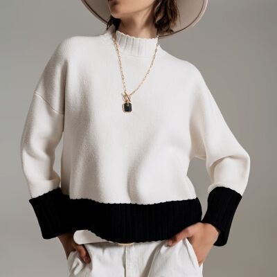 weißer Pullover mit schwarzen Rippbündchen an Bündchen und Saum