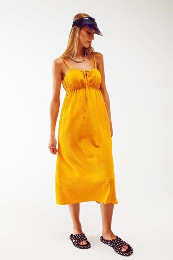 maxi robe d'été jaune à bretelles et taille froncée 1