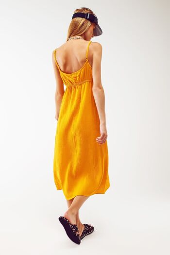 maxi robe d'été jaune à bretelles et taille froncée 3