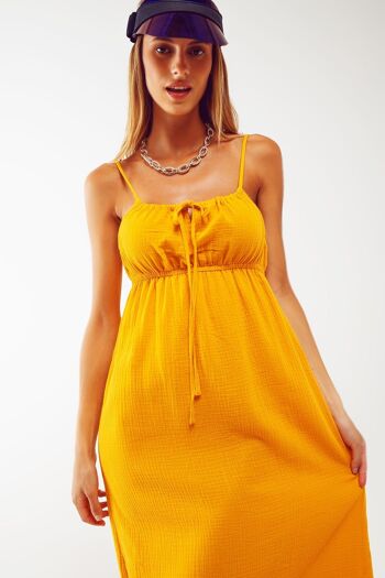 maxi robe d'été jaune à bretelles et taille froncée 4