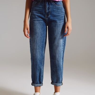jeans estilo mom con lavado medio y tiro alto