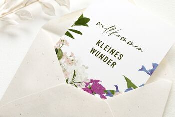 Carte pliante avec enveloppe 'Bienvenue petit miracle' avec fleurs, certifiée FSC 2