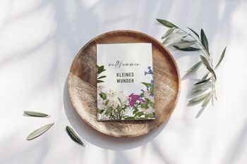 Carte pliante avec enveloppe 'Bienvenue petit miracle' avec fleurs, certifiée FSC 5