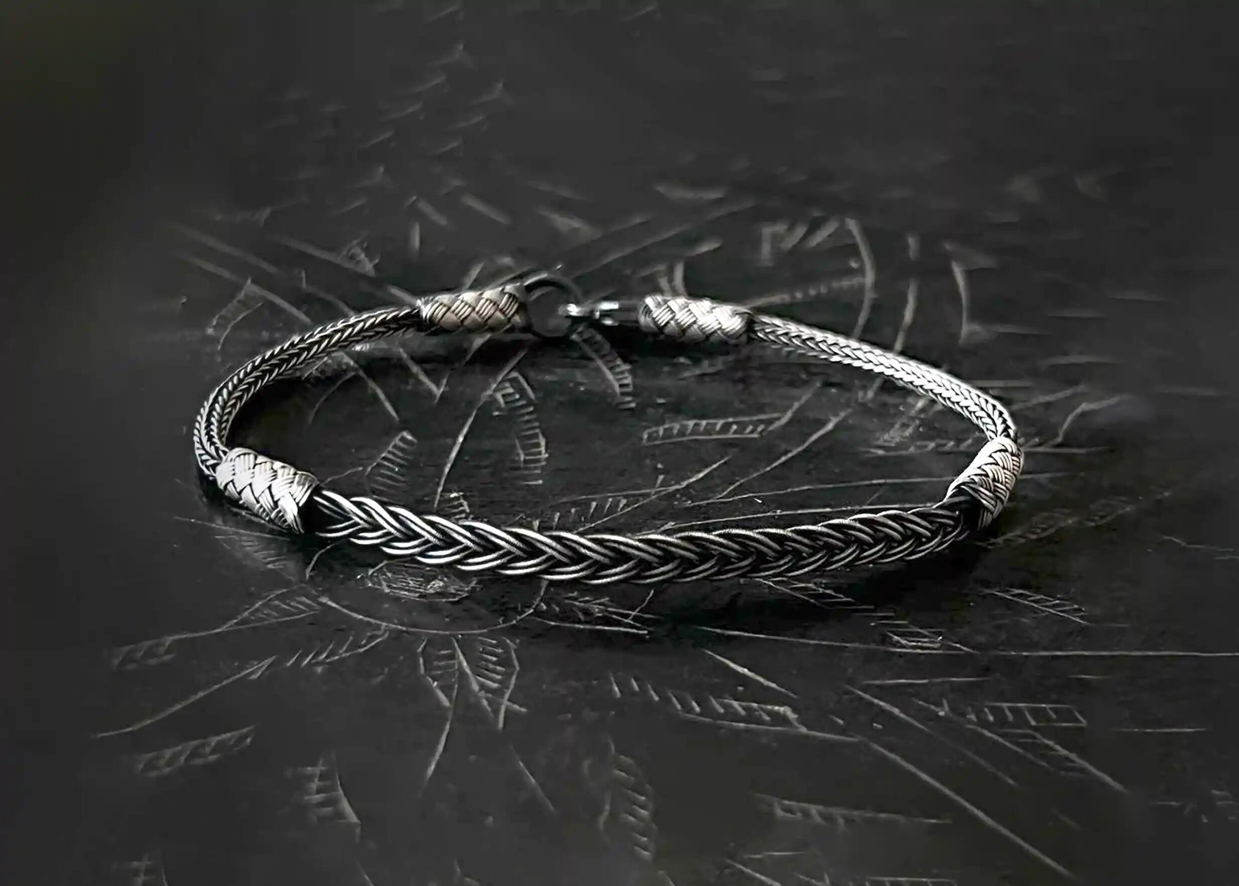FEINES GEFLOCHTENES ARMBAND – SILBER UND OXIDIERTES SILBER – HANDGEFERTIGT